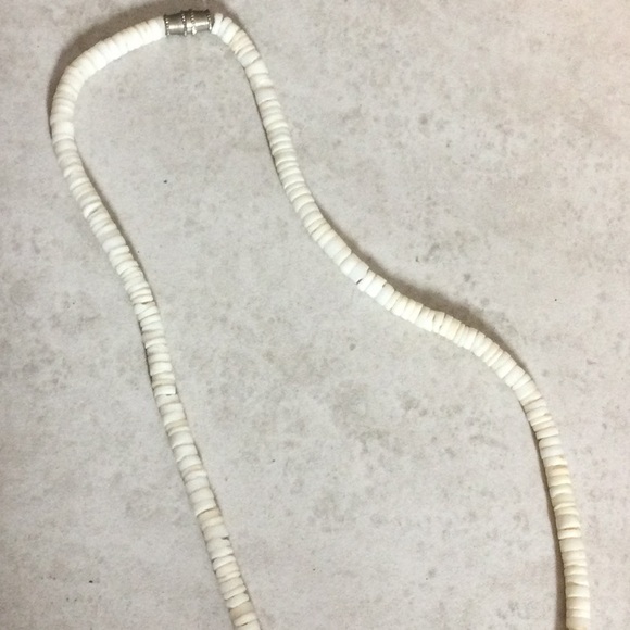 White and brown puka shell and ivory birds necklace - Picture 4 of 5